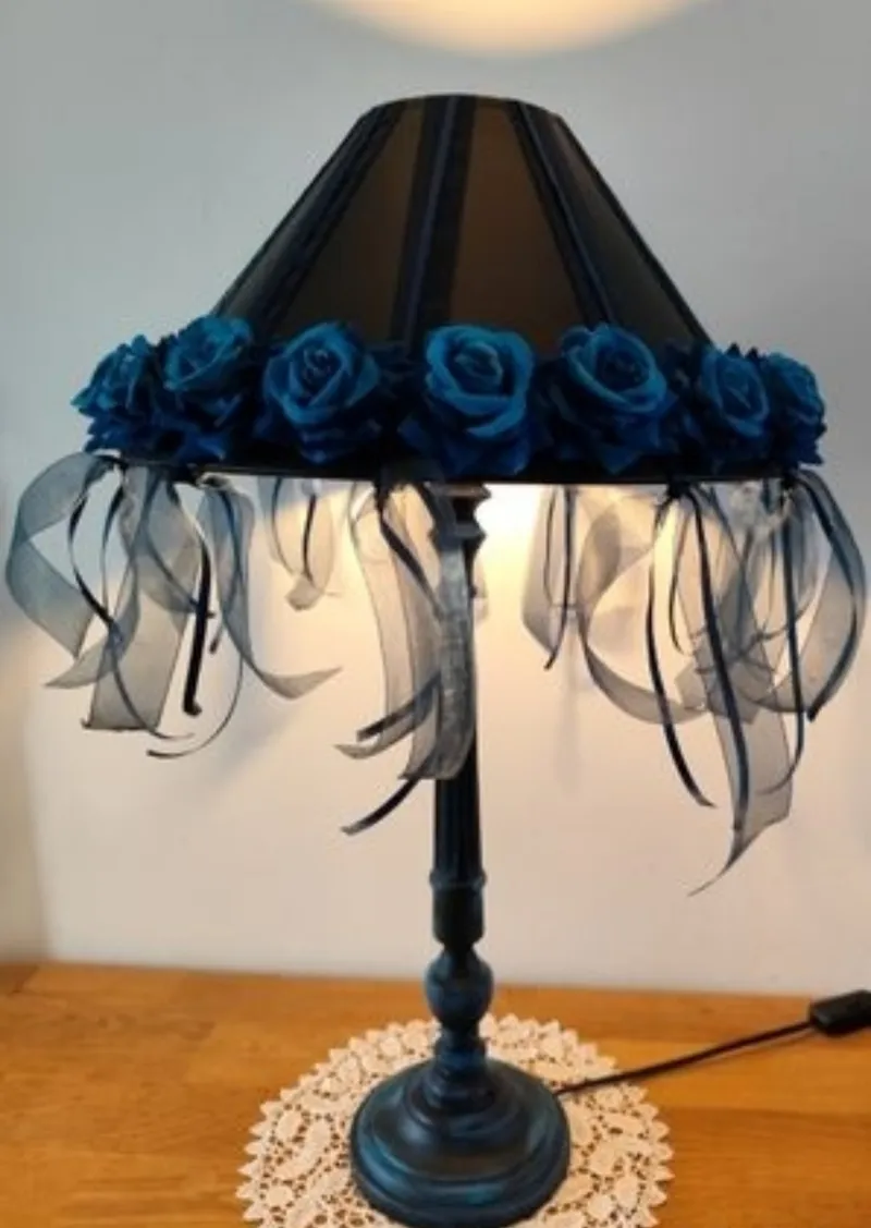 Lampe baroque Gothique romantique - roses velours bleues, décoration gothique faite main (2)