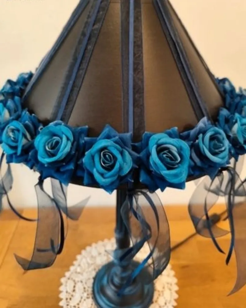 Lampe baroque Gothique romantique - roses velours bleues, décoration gothique faite main (3)