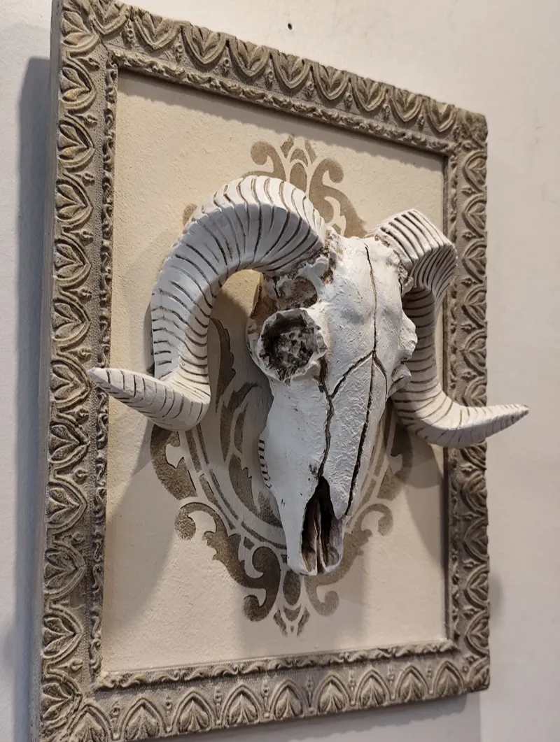 Crâne de bélier gothique – pièce artisanale unique, décoration gothique faite main (2)