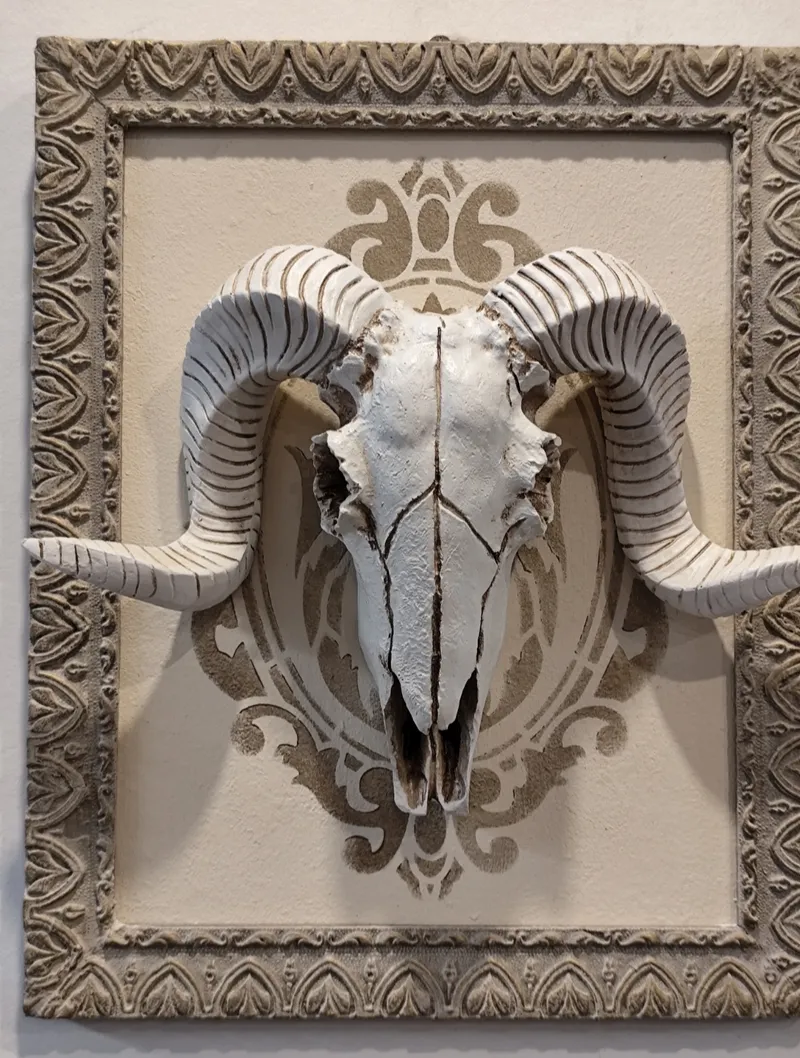 Crâne de bélier gothique – pièce artisanale unique, décoration gothique faite main