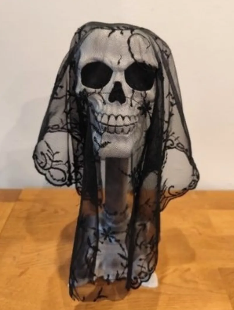 Crâne sous voilette mortuaire – bougeoir gothique, décoration gothique faite main