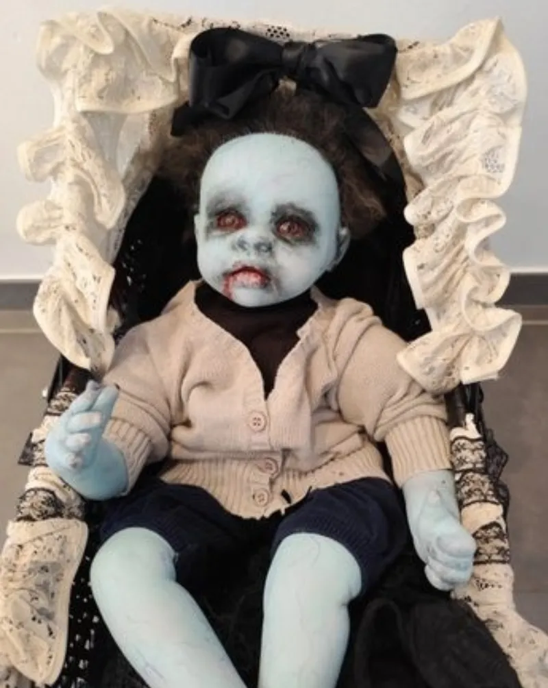 Le bébé vampire Lestat… même les poussettes ont leur côté gothique, décoration gothique faite main (2)