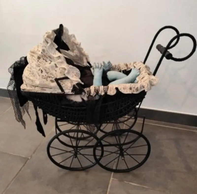 Le bébé vampire Lestat… même les poussettes ont leur côté gothique, décoration gothique faite main