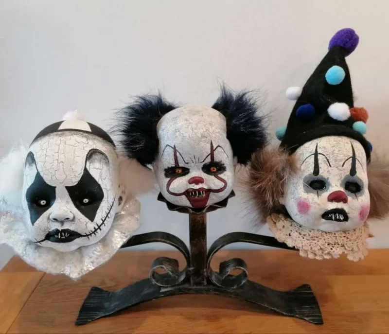 Trio Têtes de Poupées Clown Gothique sur Bougeoir en Fer Forgé Décoration Murale Dark Circus Cabinet de Curiosités – Pièce Unique Fait Main — 2