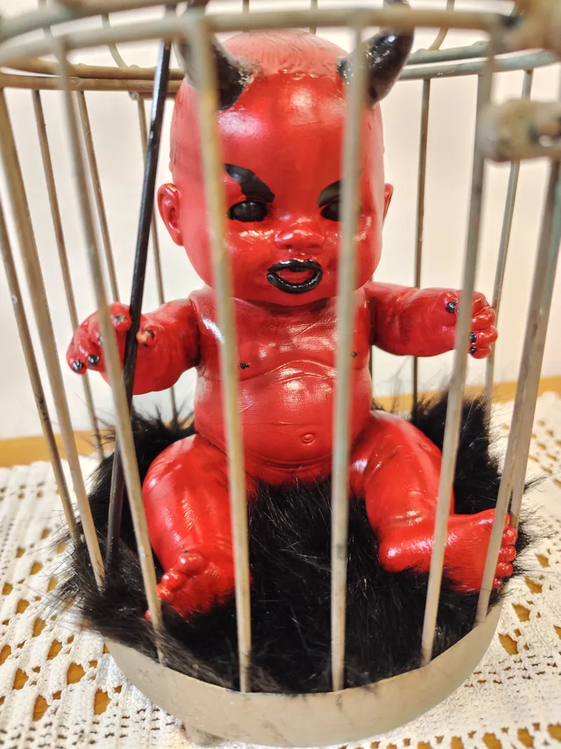 Petit démon en cage — pièce artisanale unique, décoration gothique faite main (3)