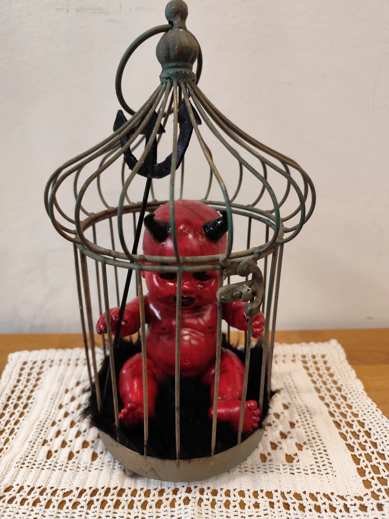 Petit démon en cage — pièce artisanale unique, décoration gothique faite main