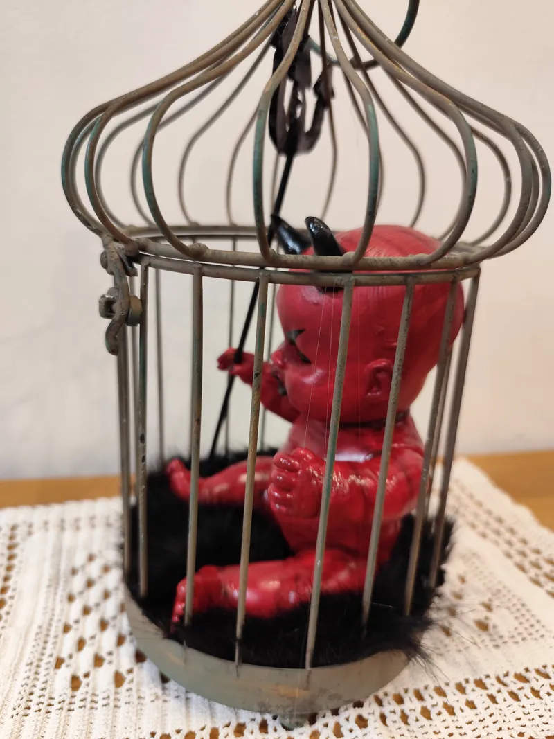 Petit démon en cage — pièce artisanale unique, décoration gothique faite main (2)