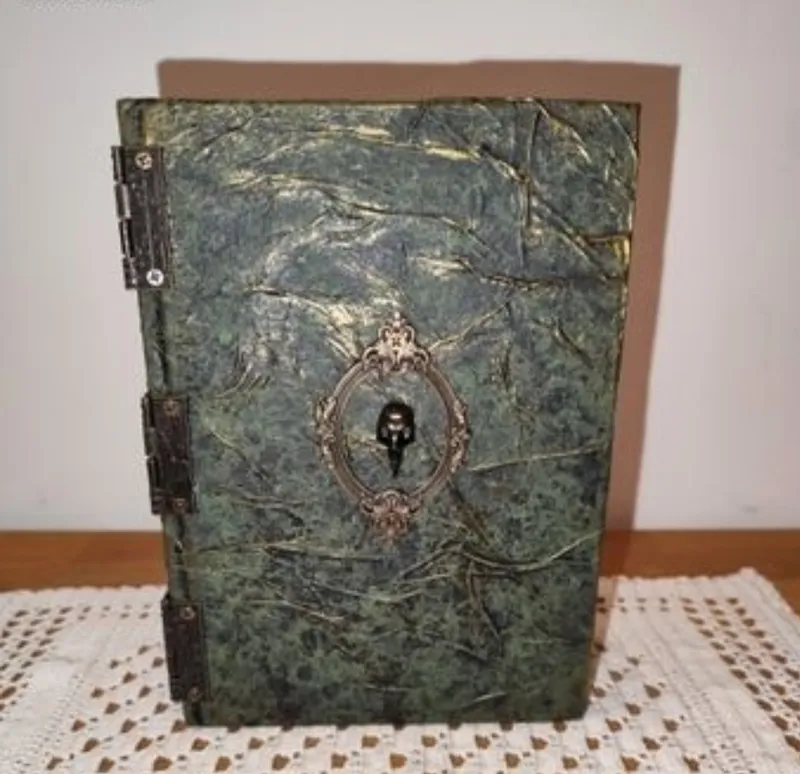 Livre décoratif ancien – esprit cabinet de curiosités, décoration gothique faite main