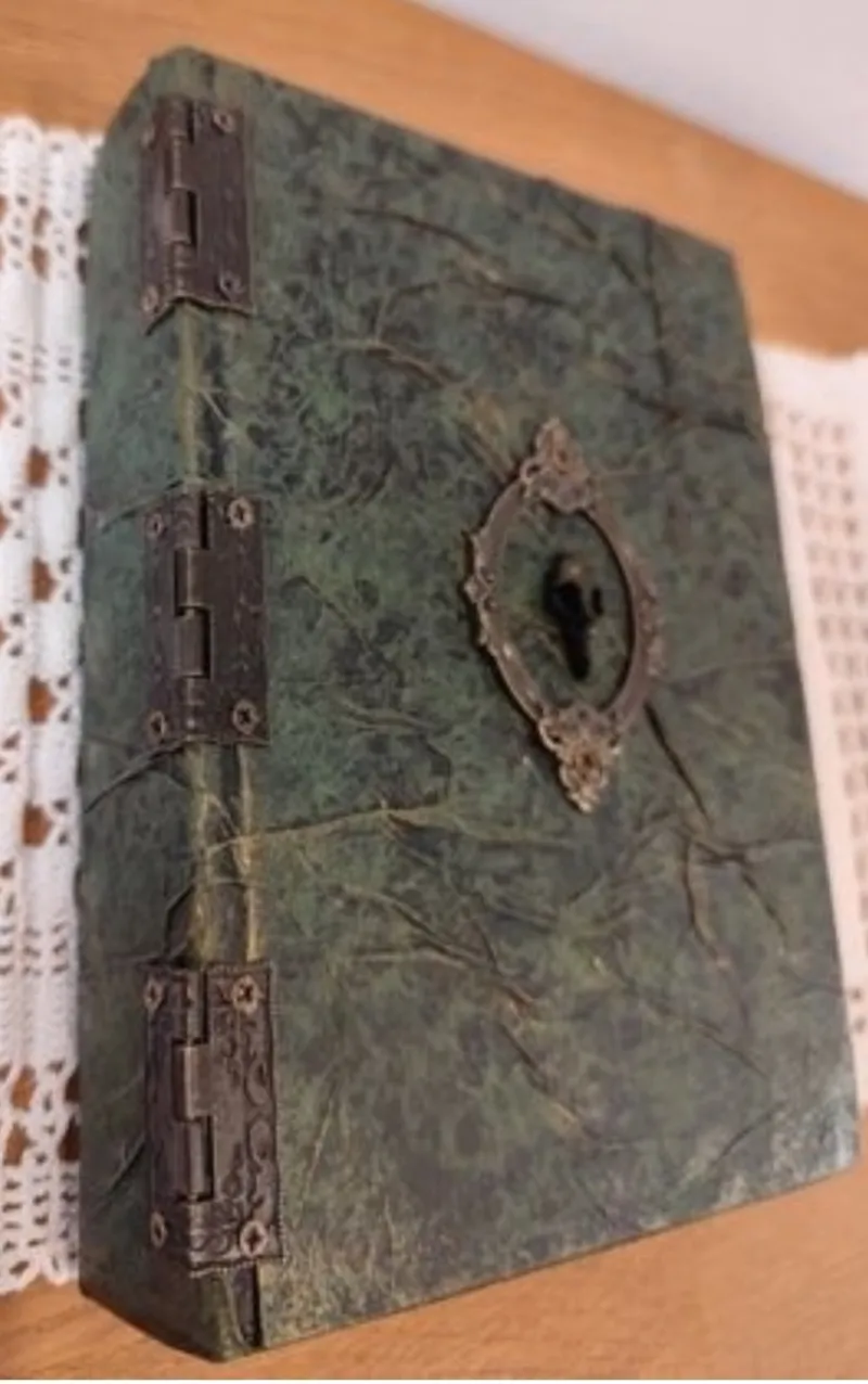 Livre décoratif ancien – esprit cabinet de curiosités, décoration gothique faite main (2)