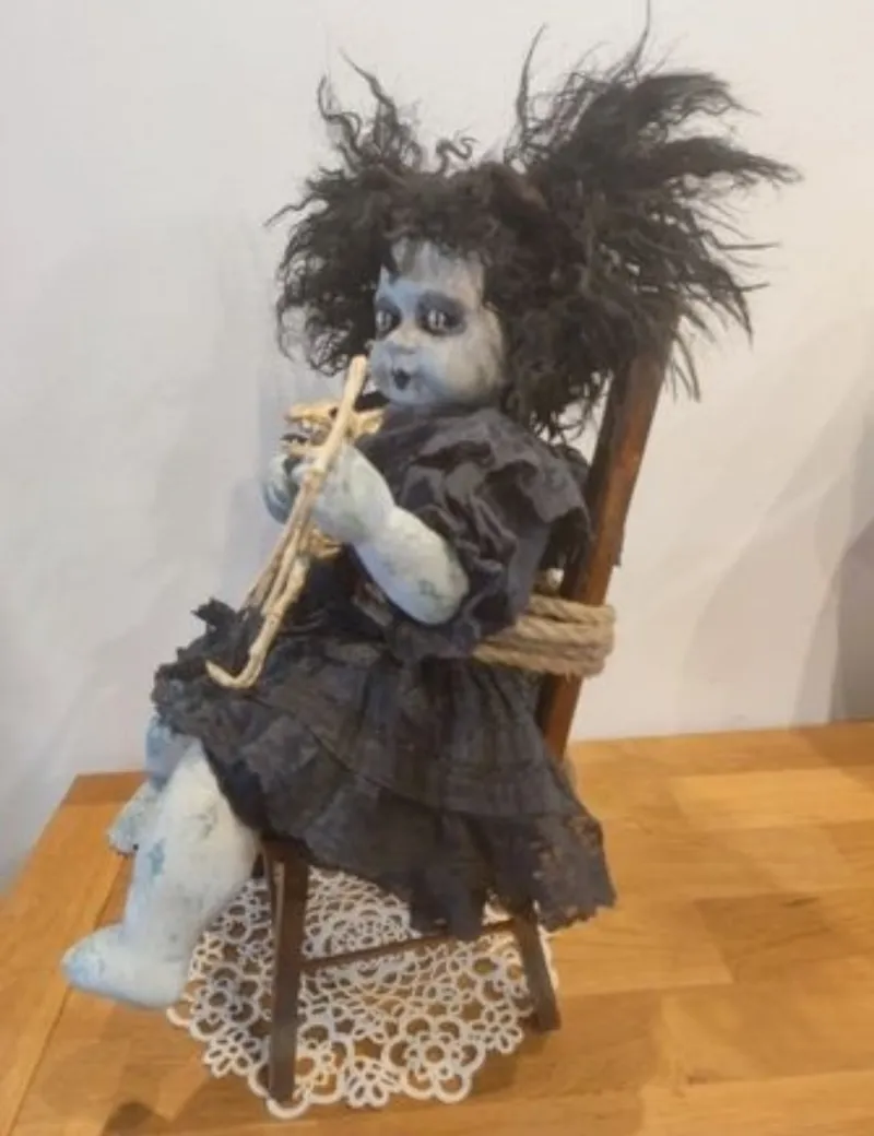 poupée gothique en porcelaine craquelée, attachée sur sa chaise – doudou chauve-sour, décoration gothique faite main (2)