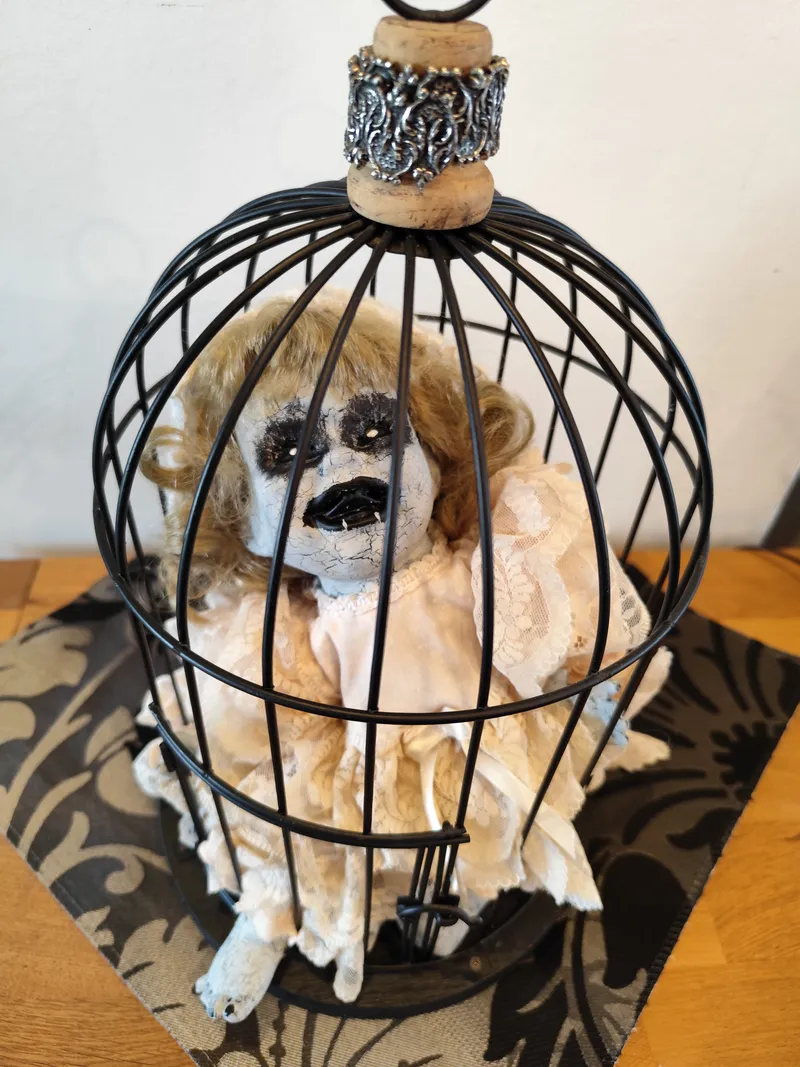Poupée gothique enfermée en cage – Création artisanale unique – Déco cabinet de curiosités / dark romantique, décoration gothique faite main