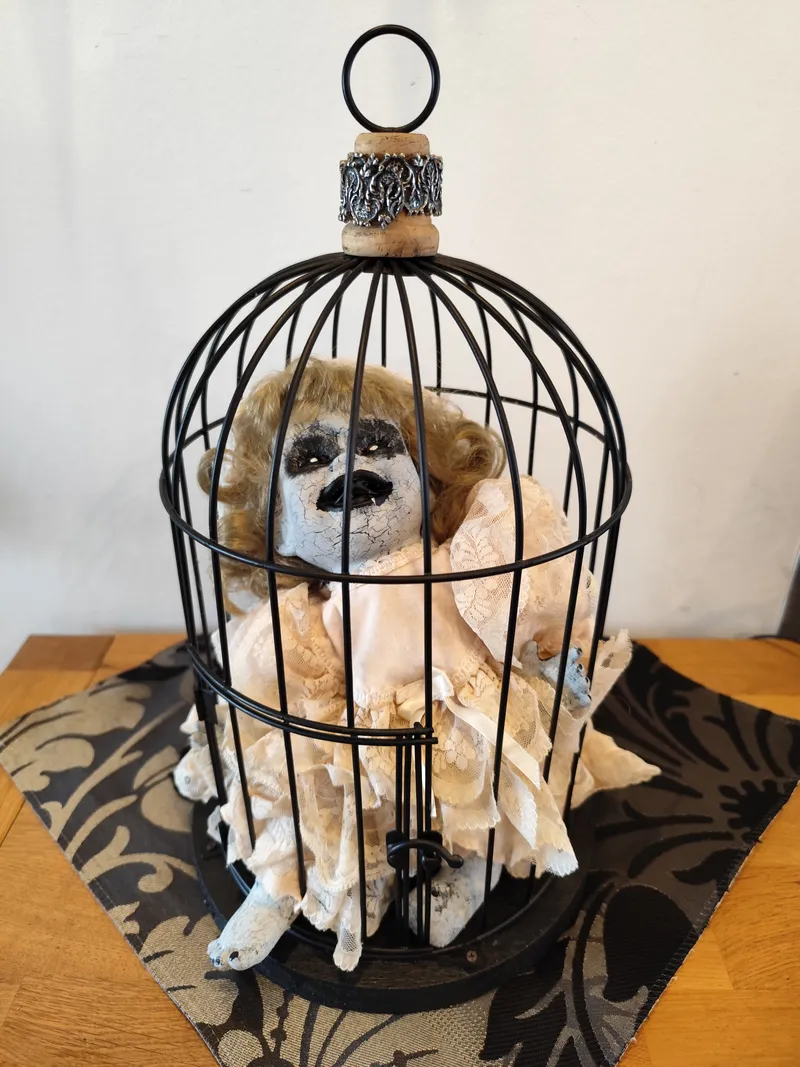 Poupée gothique enfermée en cage – Création artisanale unique – Déco cabinet de curiosités / dark romantique, décoration gothique faite main (3)