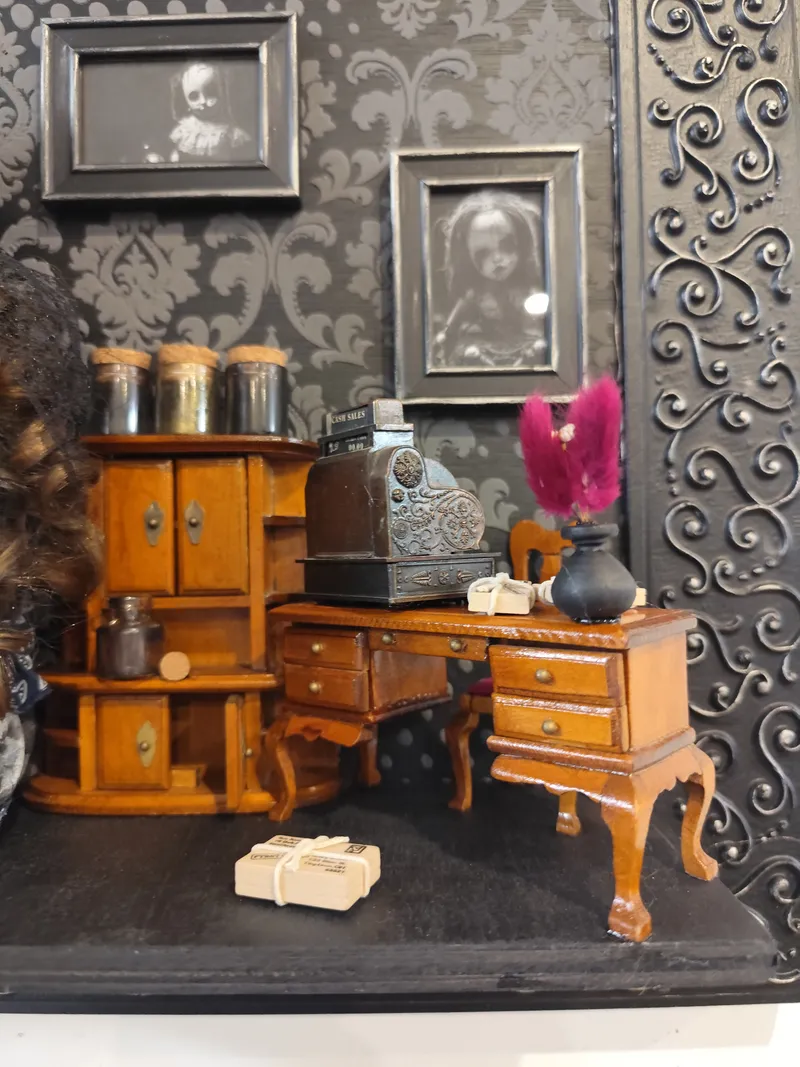 Cadre gothique avec poupée ancienne – scène sombre et poétique – décoration murale gothique – pièce unique artisanale, décoration gothique faite main (2)