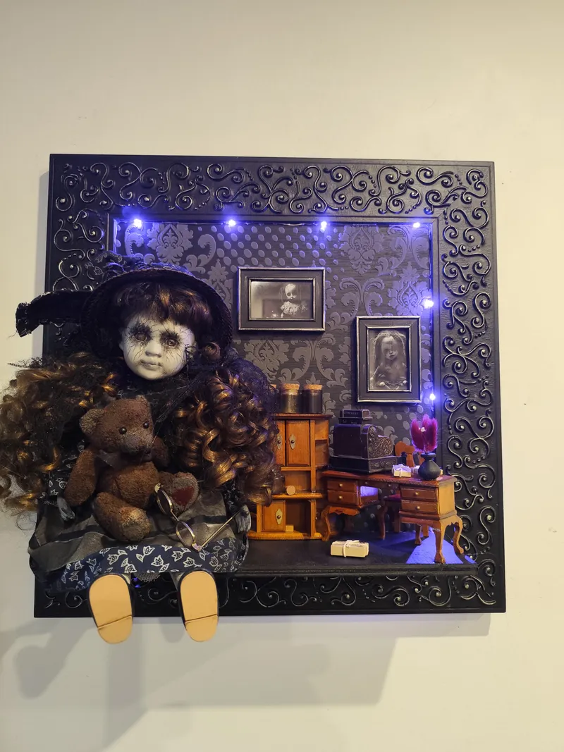 Cadre gothique avec poupée ancienne – scène sombre et poétique – décoration murale gothique – pièce unique artisanale, décoration gothique faite main