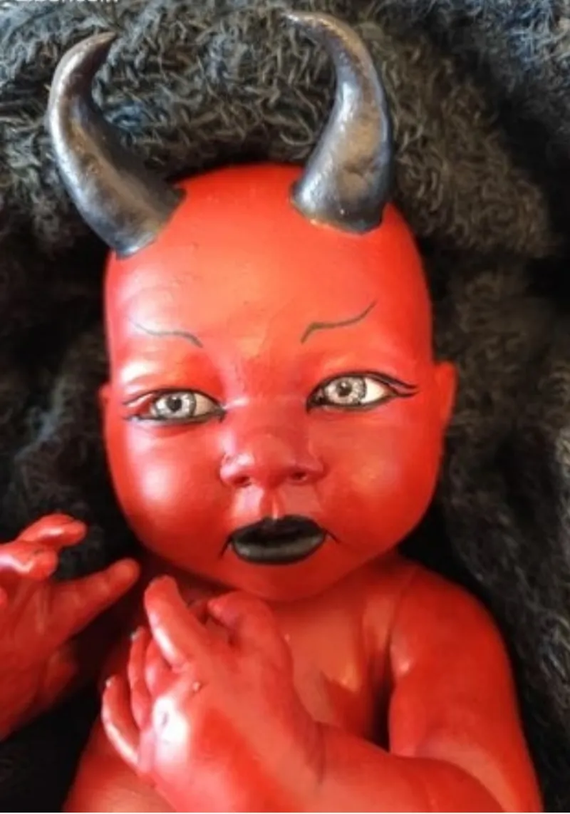 Déco Gothique diablotin fille à Petit diablotin fille — Pièce artisanale unique, décoration gothique faite main (2)