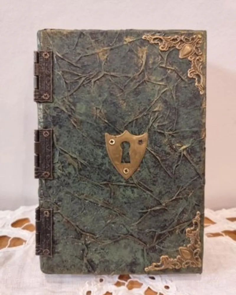 Livre ancien décoratif – esprit gothique / médiéval – pièce artisanale unique, décoration gothique faite main
