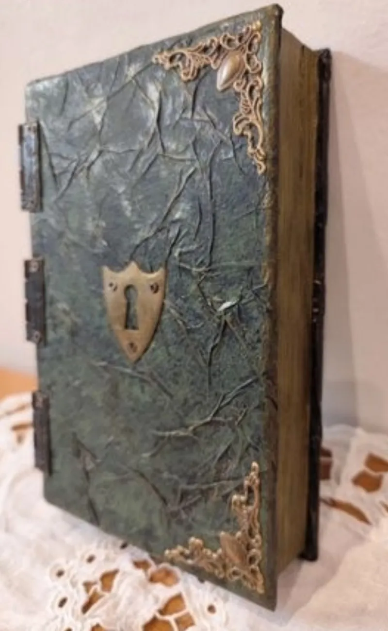 Livre ancien décoratif – esprit gothique / médiéval – pièce artisanale unique, décoration gothique faite main (2)