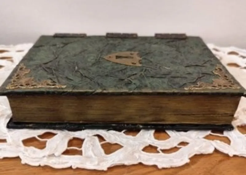 Livre ancien décoratif – esprit gothique / médiéval – pièce artisanale unique, décoration gothique faite main (3)