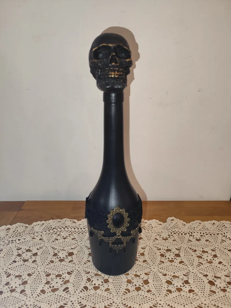 Bouteille gothique tête de mort – Dentelle noire et ornements baroques, décoration gothique faite main