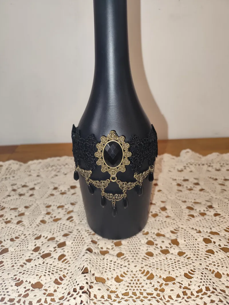 Bouteille gothique tête de mort – Dentelle noire et ornements baroques, décoration gothique faite main (3)
