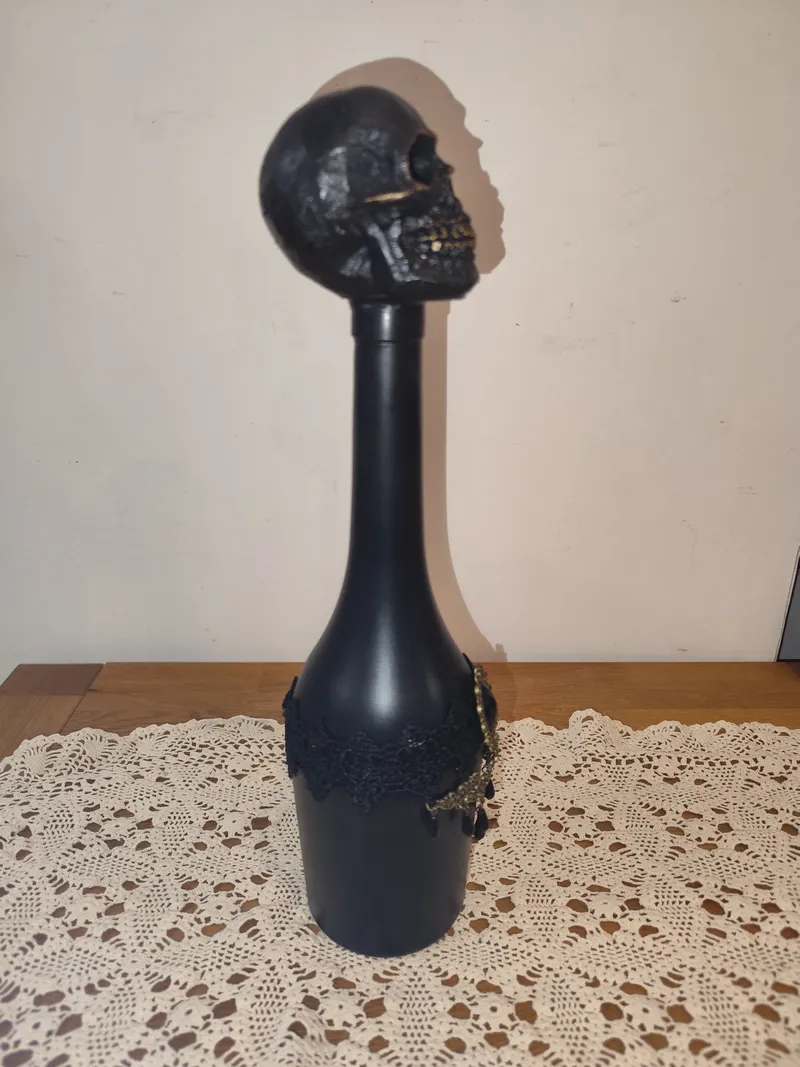 Bouteille gothique tête de mort – Dentelle noire et ornements baroques, décoration gothique faite main (2)