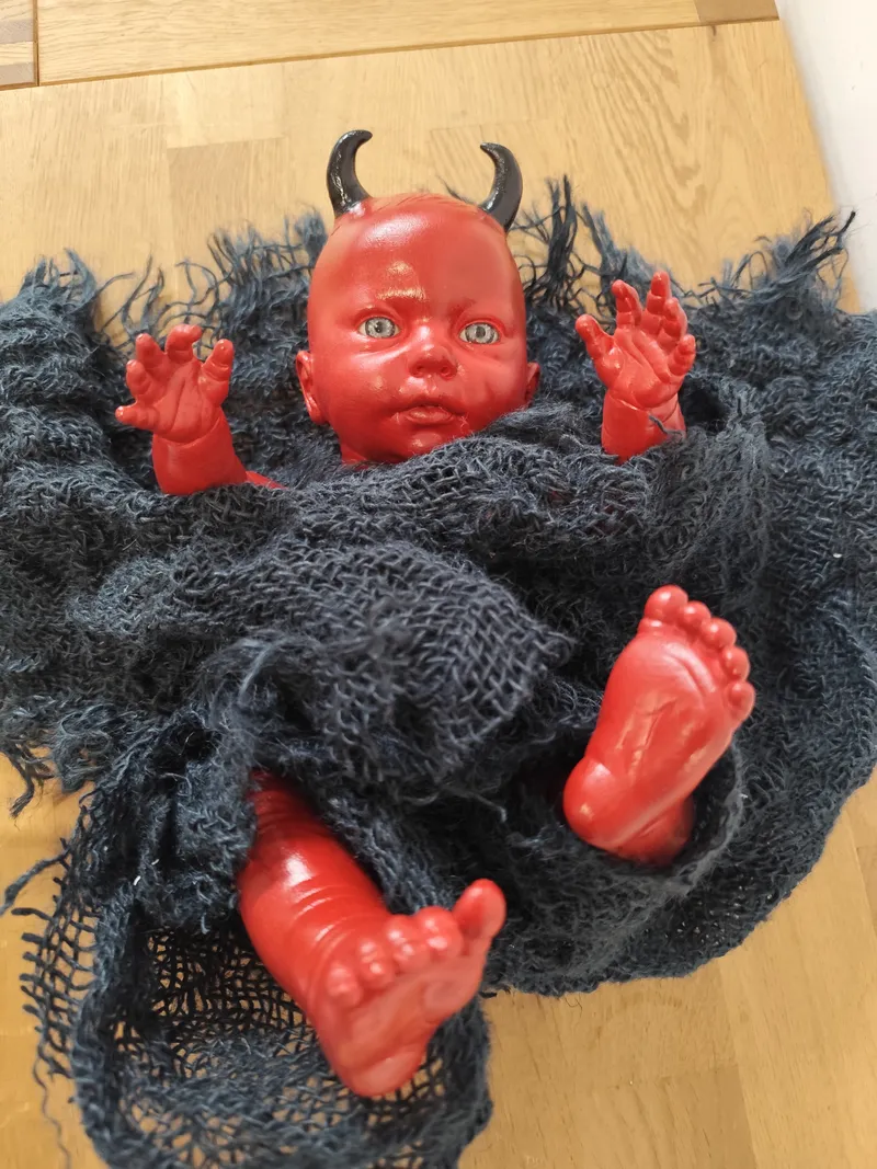 Bébé Démon Gothique – Poupée Diabolique Creepy – Décoration Dark Art – Cabinet de Curiosités – Sculpture Gothique Unique, décoration gothique faite main