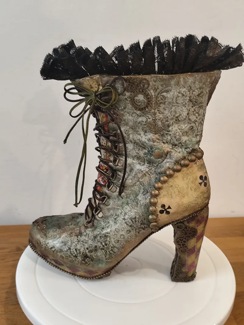 Botte décorative Steampunk Victorienne – Pièce unique, décoration gothique faite main