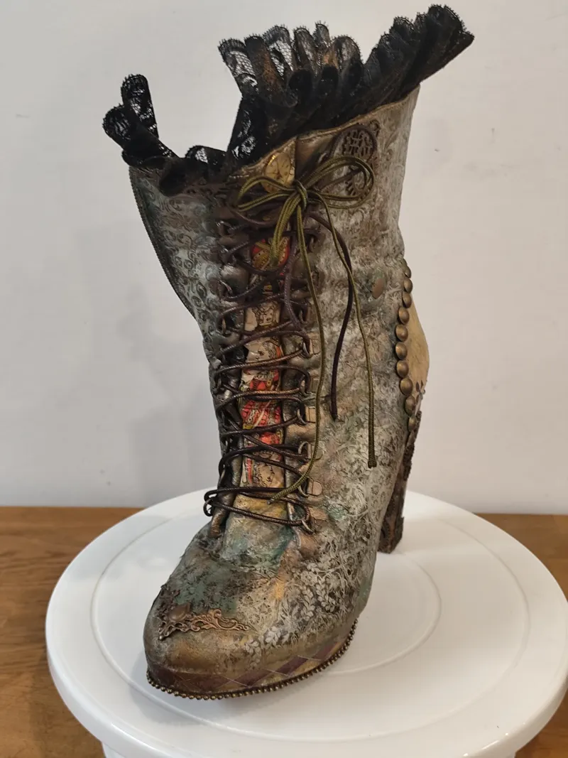 Botte décorative Steampunk Victorienne – Pièce unique, décoration gothique faite main (3)