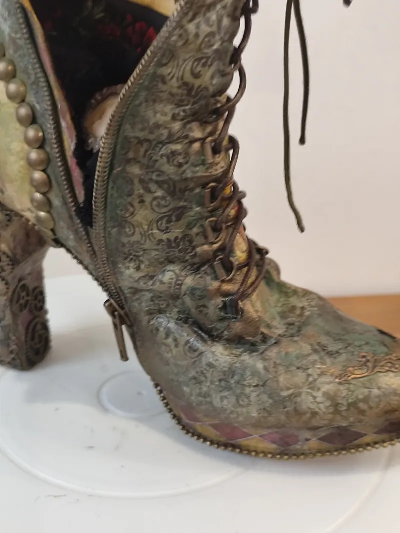 Botte décorative Steampunk Victorienne – Pièce unique, décoration gothique faite main (2)