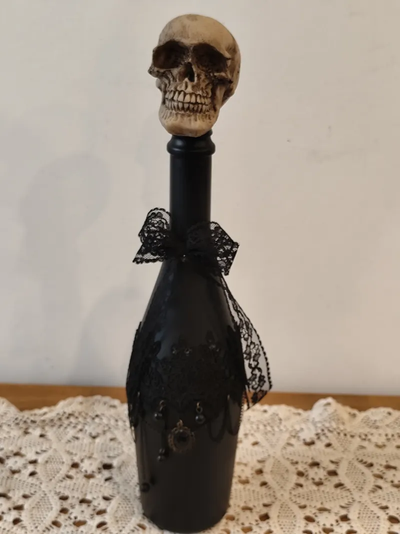 Bouteille gothique tête de mort – Dentelle noire et ornements baroques, décoration gothique faite main