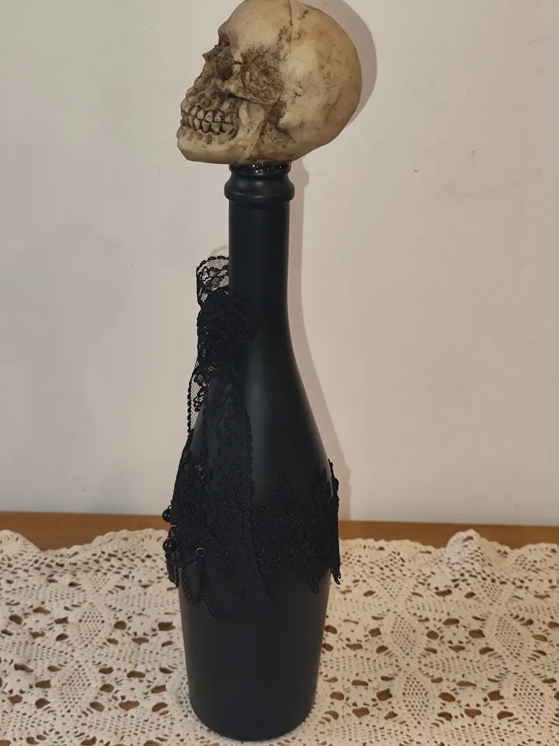 Bouteille gothique tête de mort – Dentelle noire et ornements baroques, décoration gothique faite main (2)