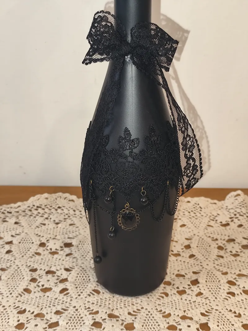 Bouteille gothique tête de mort – Dentelle noire et ornements baroques, décoration gothique faite main (3)