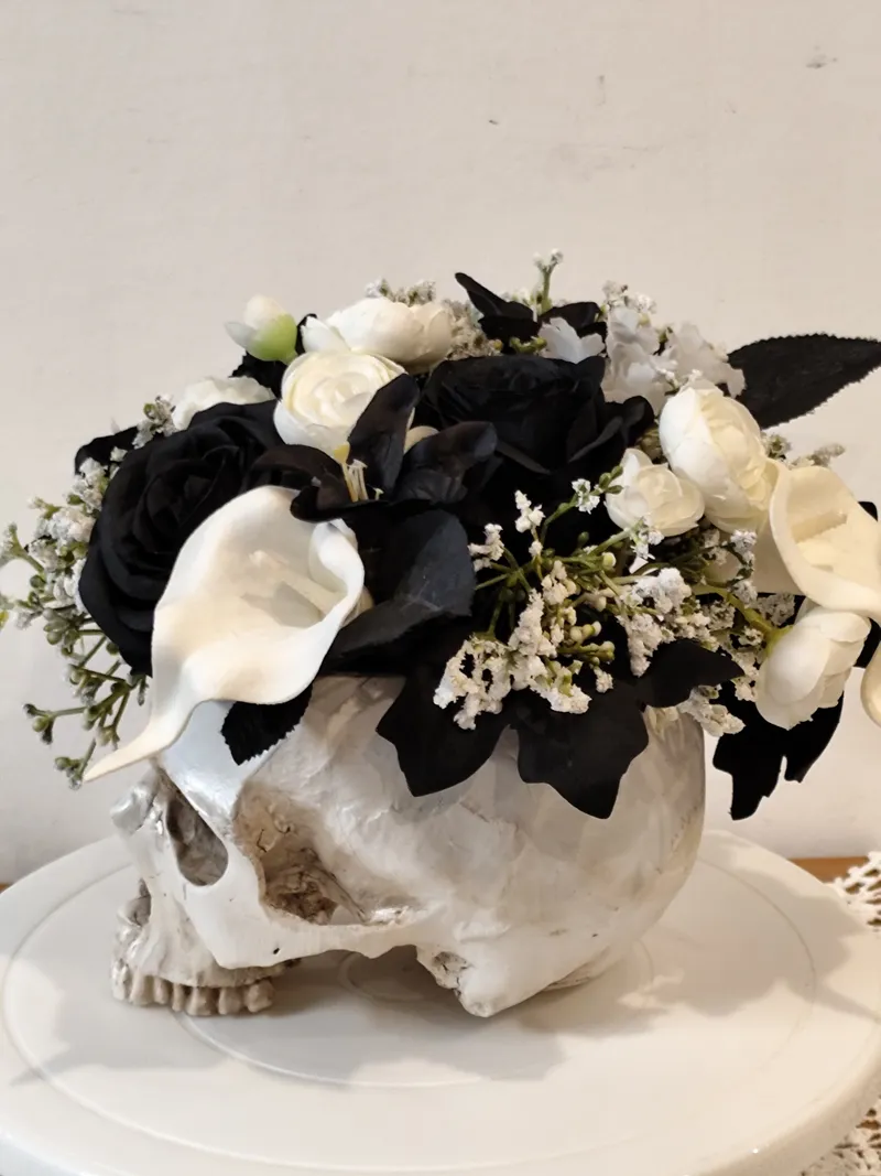 Crâne Gothique Fleuri, Décoration Skull Floral, Fleurs Artificielles Noir et Blanc, Déco Gothic Home, Halloween, Pièce Unique, décoration gothique faite main (2)