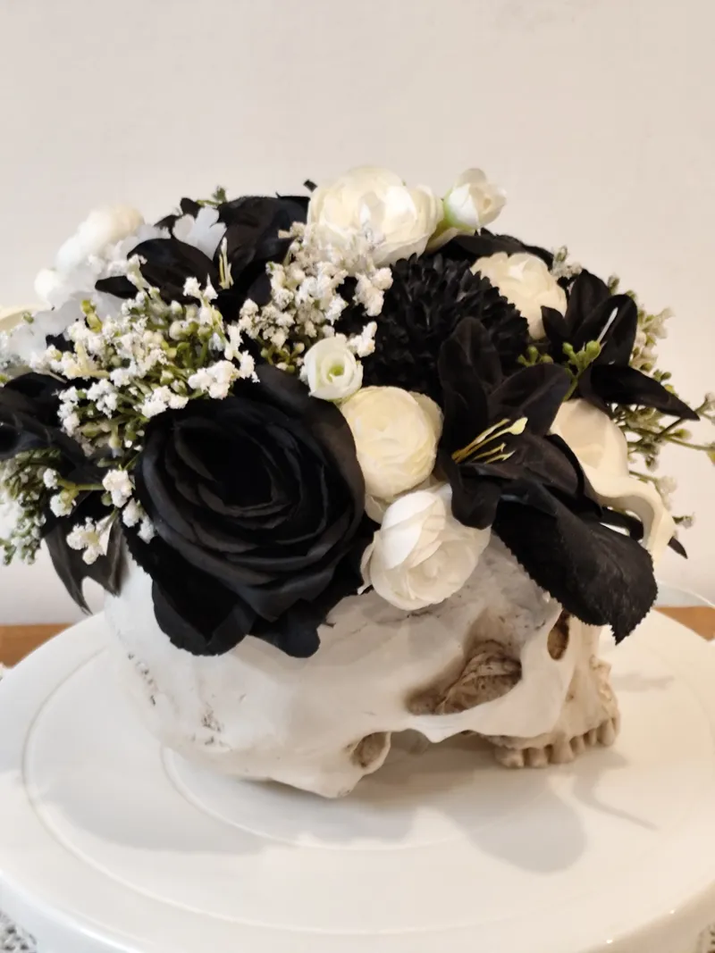 Crâne Gothique Fleuri, Décoration Skull Floral, Fleurs Artificielles Noir et Blanc, Déco Gothic Home, Halloween, Pièce Unique, décoration gothique faite main (3)