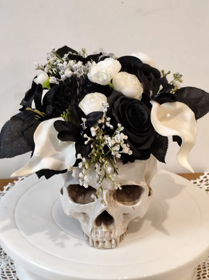 Crâne Gothique Fleuri, Décoration Skull Floral, Fleurs Artificielles Noir et Blanc, Déco Gothic Home, Halloween, Pièce Unique, décoration gothique faite main