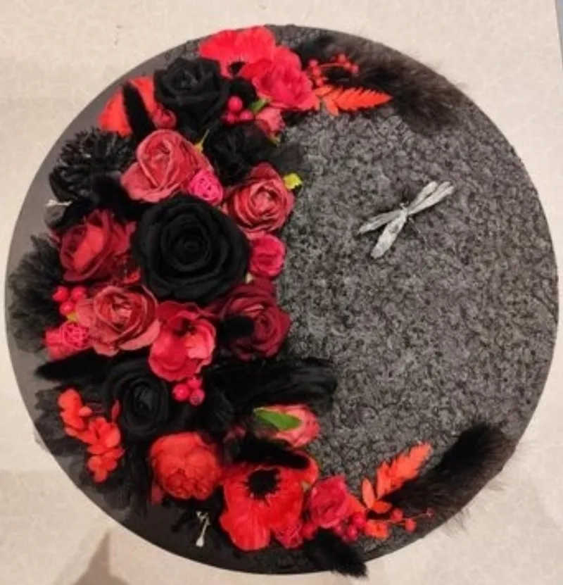 Décoration murale gothique fleurs rouges et noires, disque floral 40 cm, roses noires, décoration gothique faite main