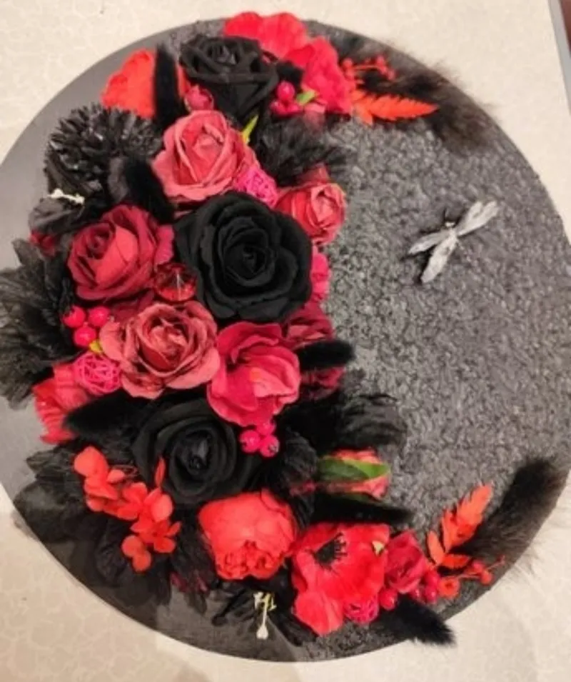 Décoration murale gothique fleurs rouges et noires, disque floral 40 cm, roses noires, décoration gothique faite main (2)