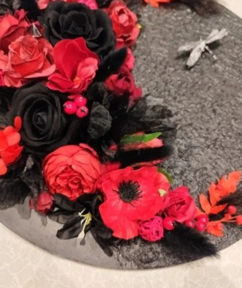 Décoration murale gothique fleurs rouges et noires, disque floral 40 cm, roses noires, décoration gothique faite main (3)