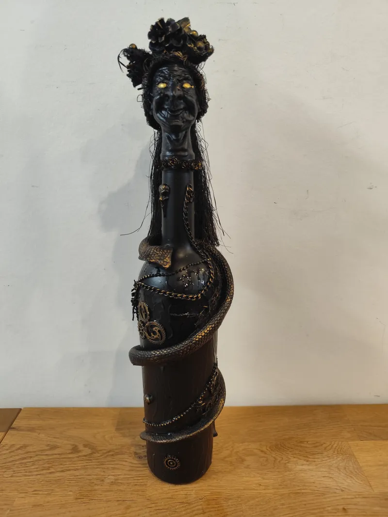 Bouteille-sorcière gothique Steampunk – Création unique noir et or, décoration gothique faite main