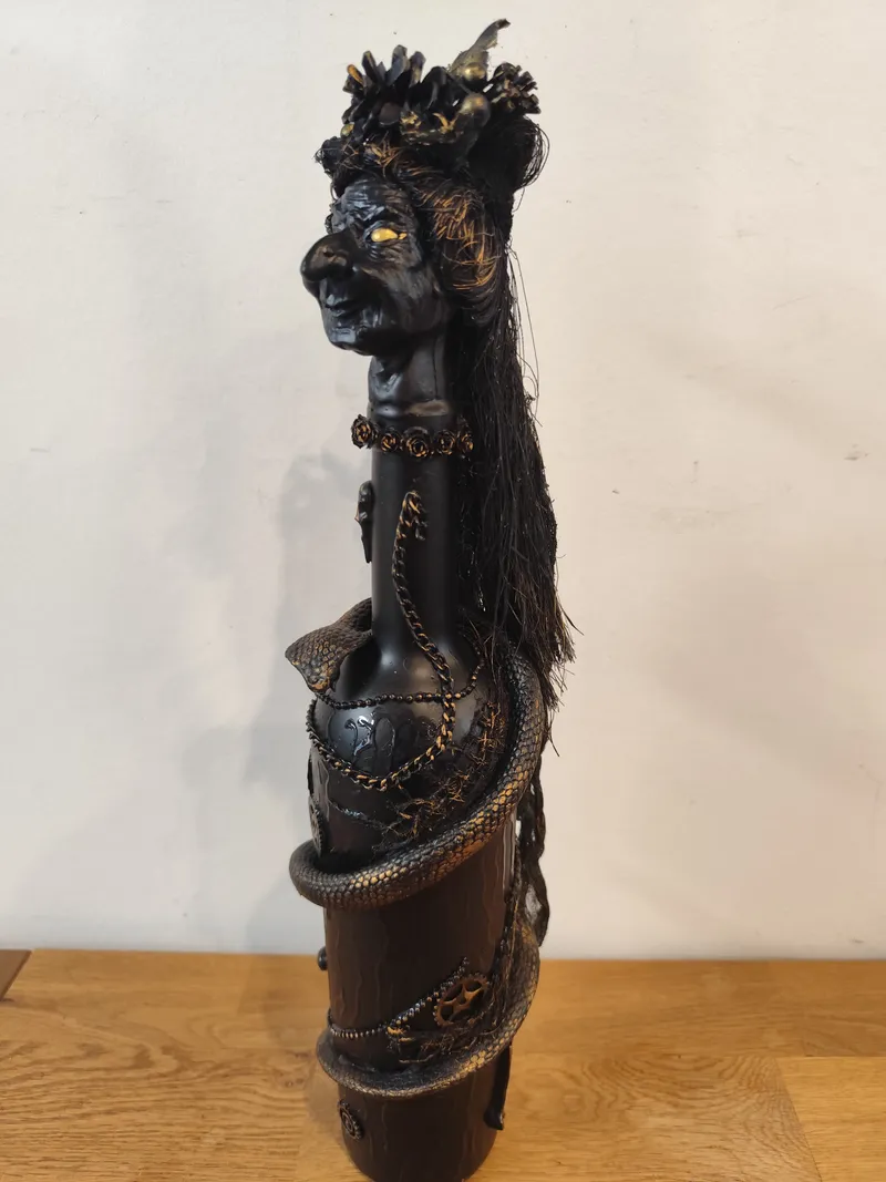 Bouteille-sorcière gothique Steampunk – Création unique noir et or, décoration gothique faite main (3)