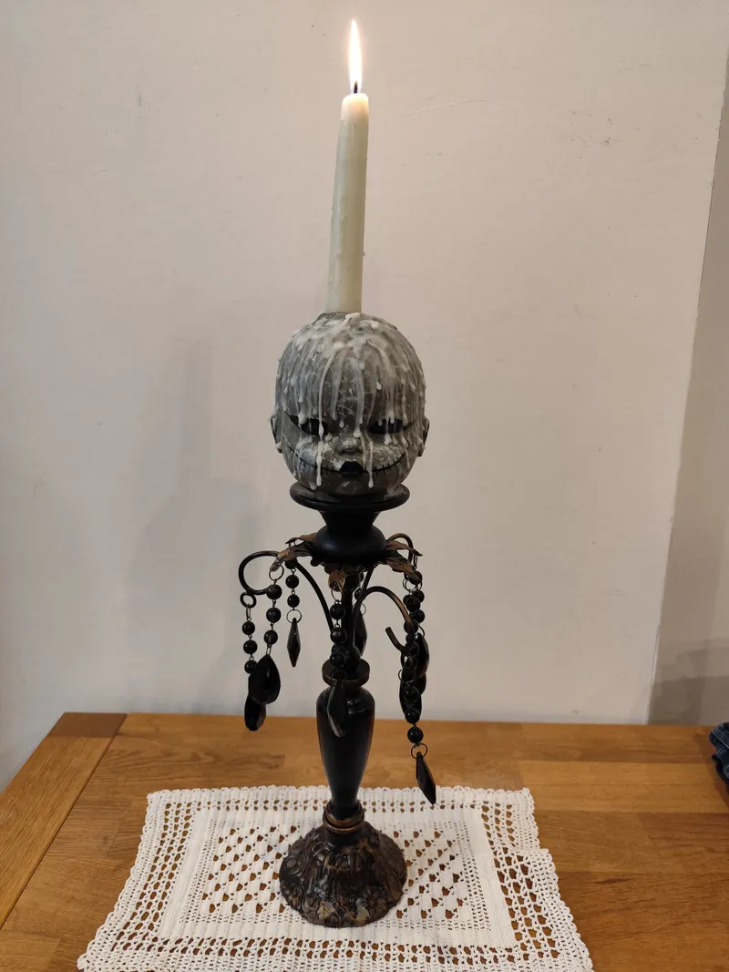 Bougeoir gothique – Tête de poupée – Pièce artisanale unique, décoration gothique faite main