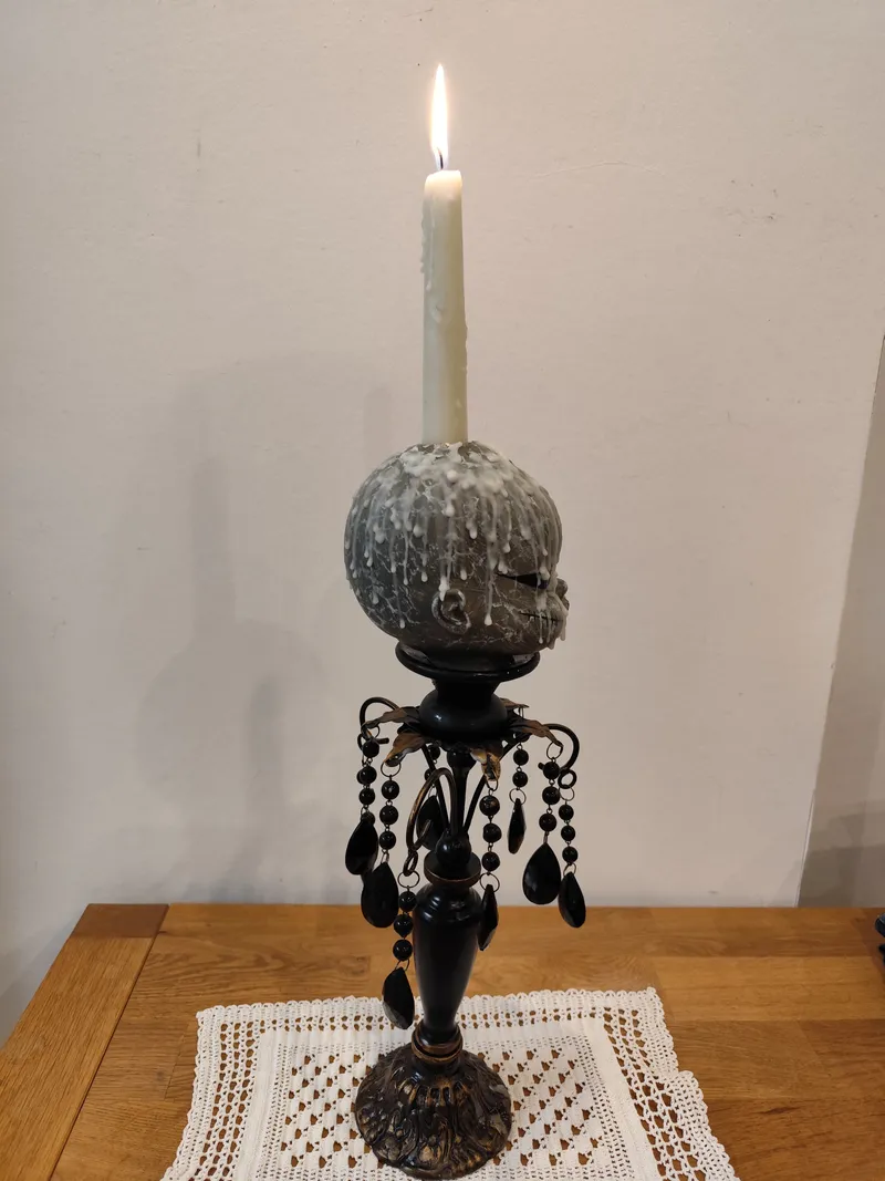 Bougeoir gothique – Tête de poupée – Pièce artisanale unique, décoration gothique faite main (3)