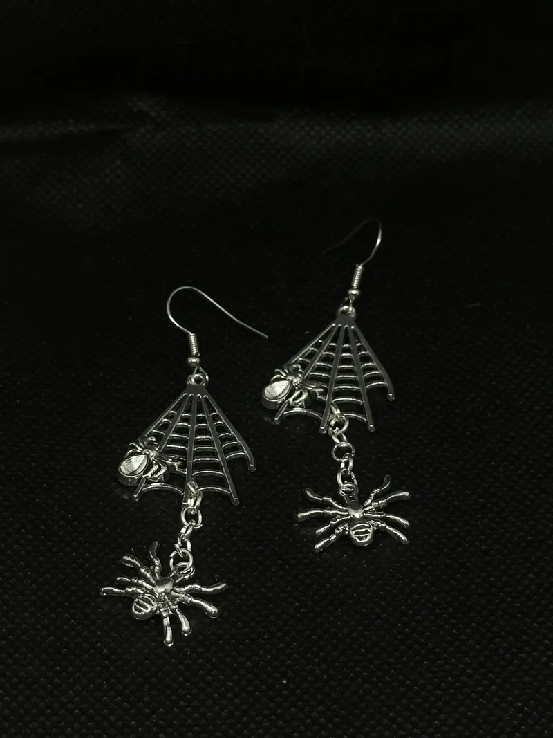 SPIDERWEB - Ornement d’oreilles, bijou gothique fait main (2)