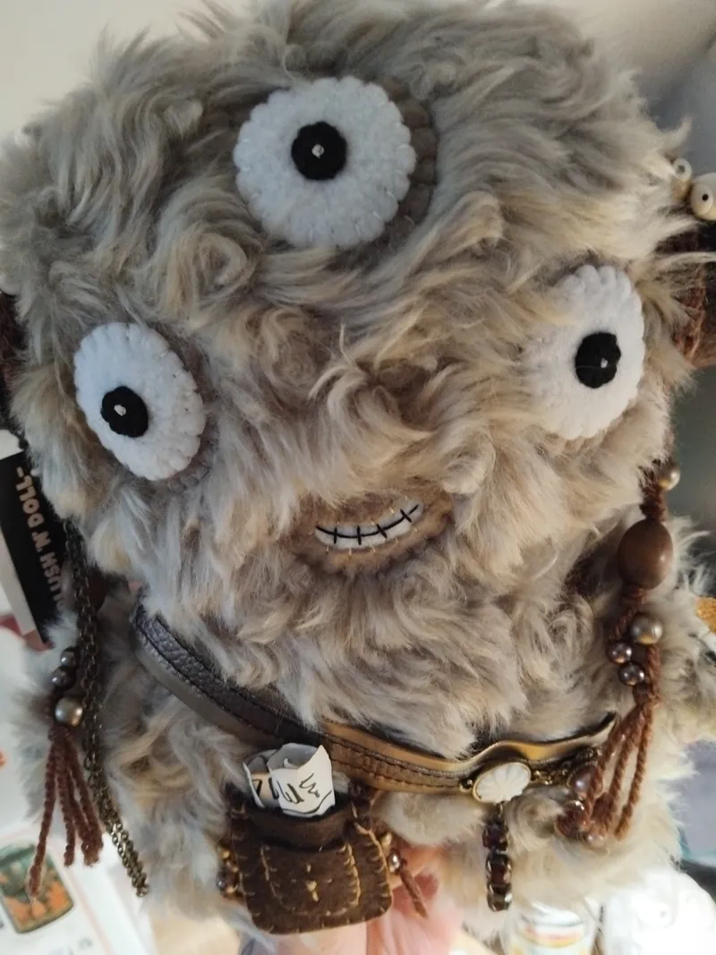 Peluche monstre beige, décoration gothique faite main (3)