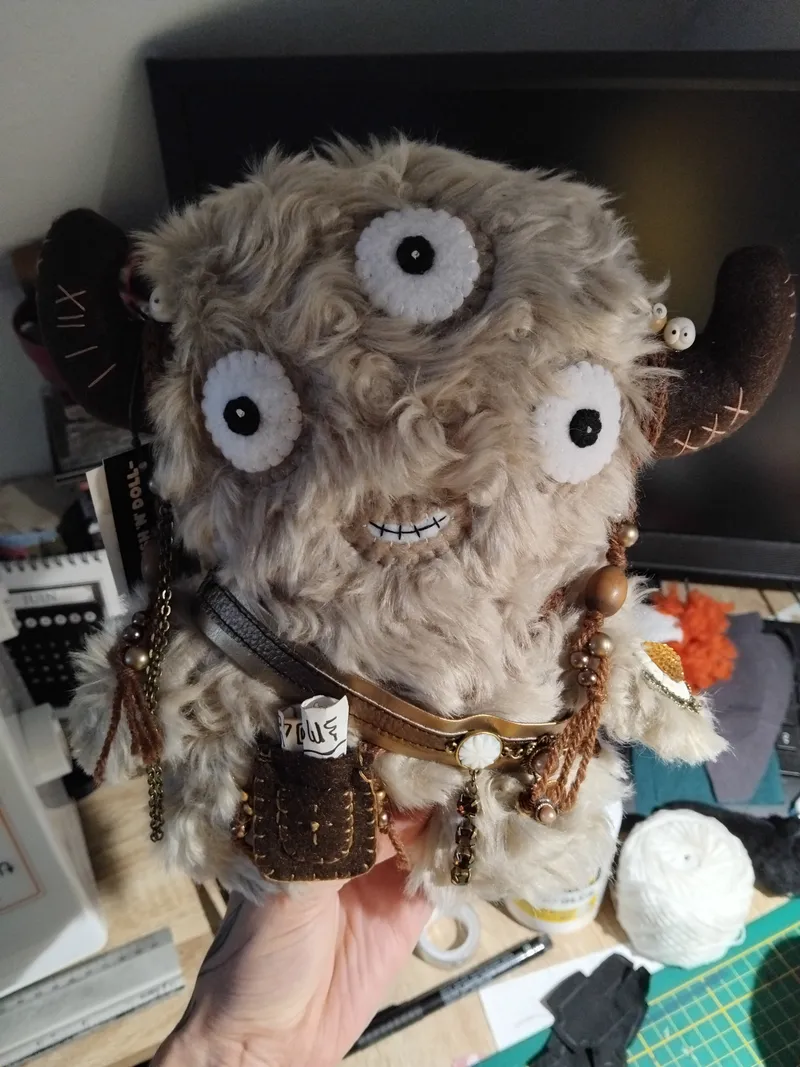 Peluche monstre beige, décoration gothique faite main (2)