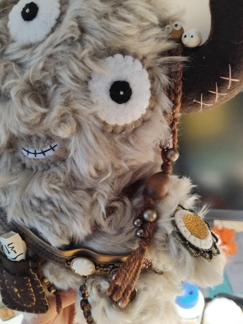 Peluche monstre beige, décoration gothique faite main
