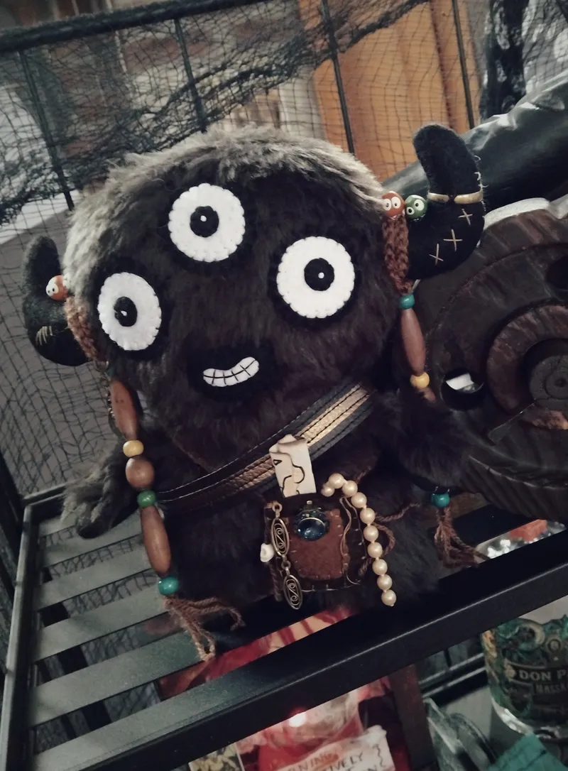 Peluche monstre marron, décoration gothique faite main (2)