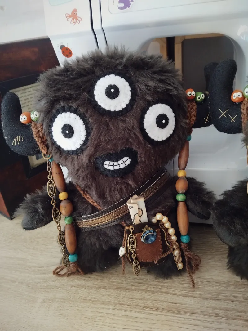 Peluche monstre marron, décoration gothique faite main