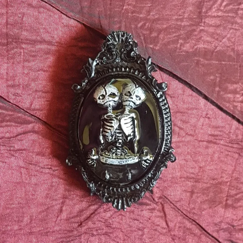 Broche style camée gothique avec squelette siamois