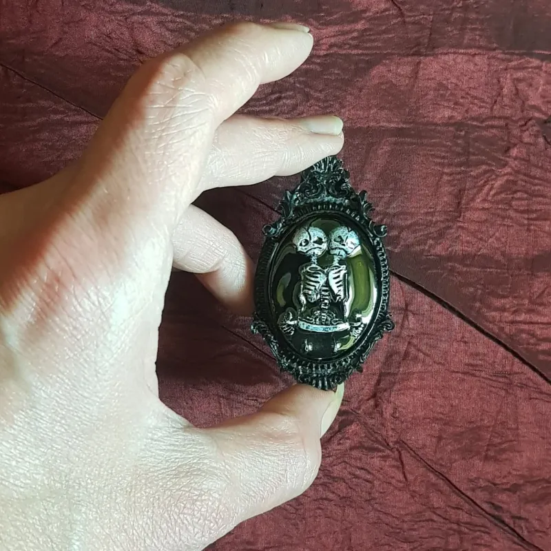 Broche style camée gothique avec squelette siamois — 3